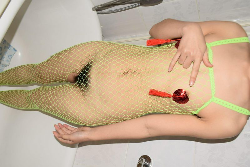 浴缸里的网衣女