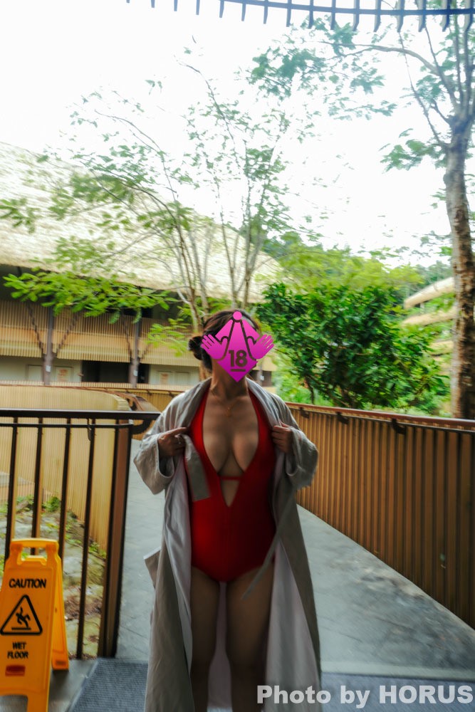 红色深V泳衣，遮不住的乳房58P
